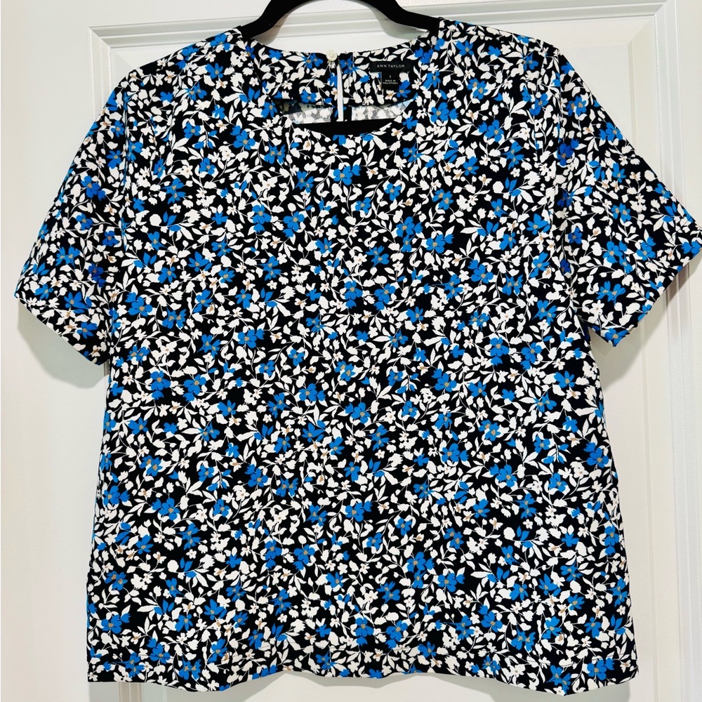 Ann Taylor Black and Blue Floral Blouse EUC Size Small